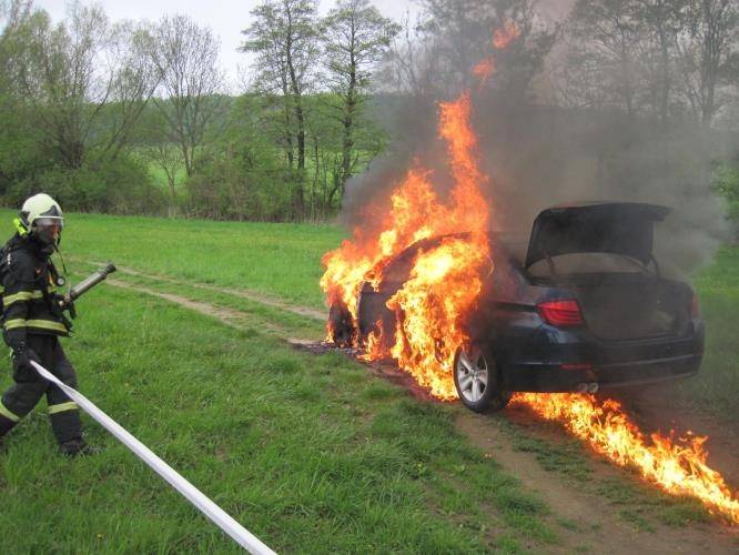 Luxusní BMW pohltily plameny - Starý Hrozenkov