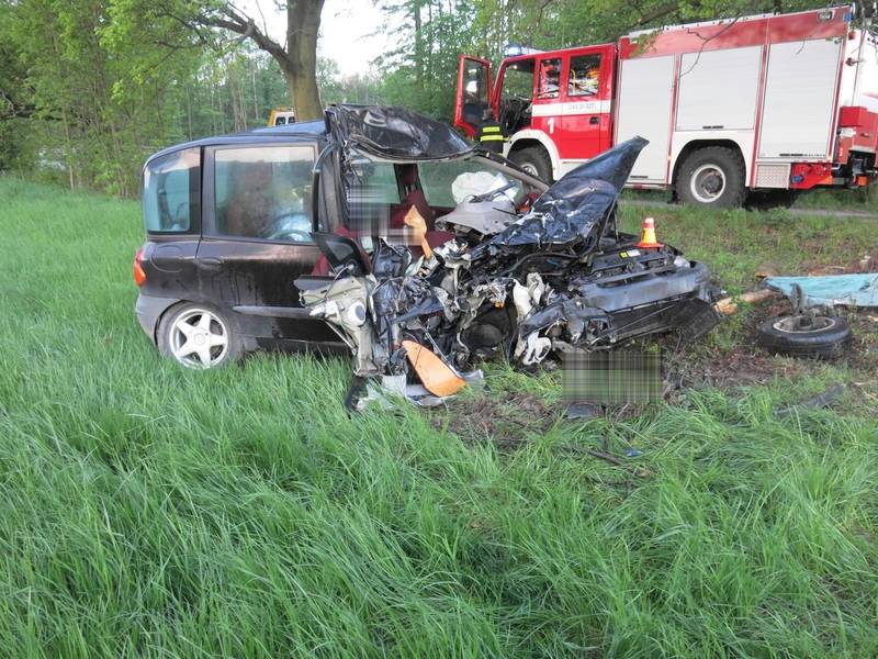 Policisté pomohli ženě z hořícího vozu - Bohuslavice