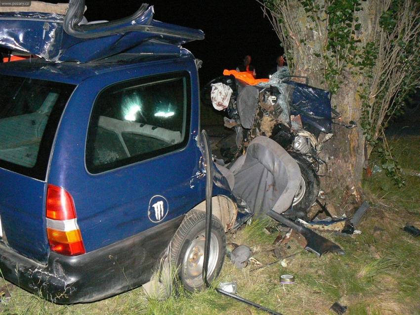 Spolujezdec nepřežil náraz do stromu - Borovice