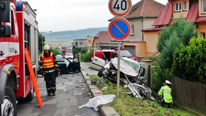 Řidič s BMW smetl vůz s mladíky, jeden je v umělém spánku - Praha - Radonice