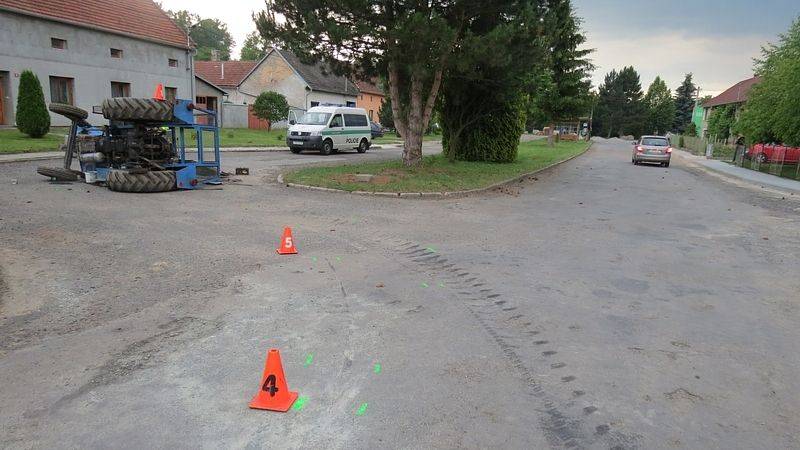 Zdrogovaný a opilý řidič havaroval s traktorem, čtyři děti utrpěly zranění - Strabenice