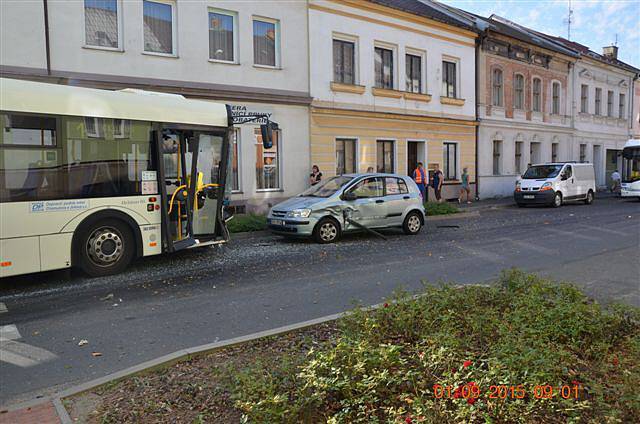 Dopravní nehoda v ulici Kadaňská v Chomutově - Kadaňská, Chomutov