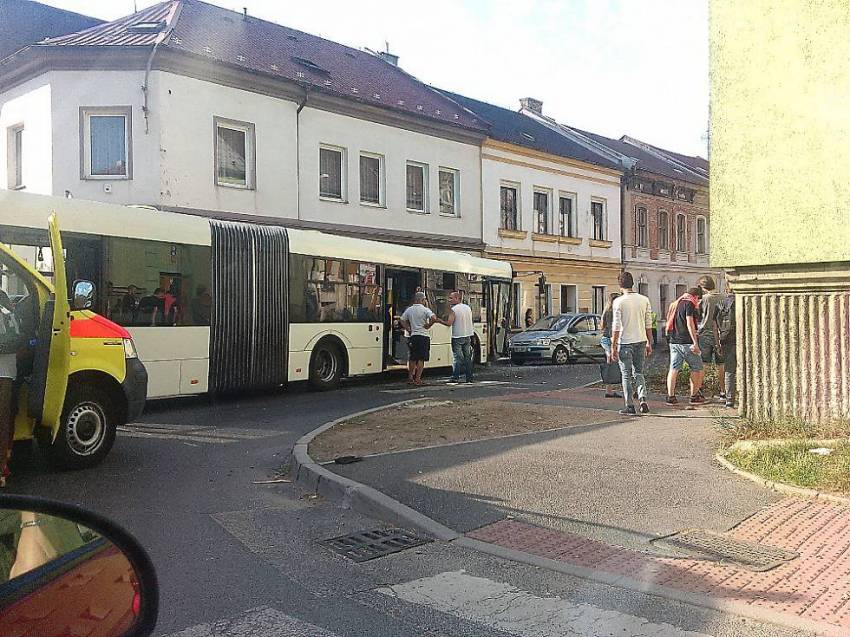 Dopravní nehoda v ulici Kadaňská v Chomutově - Kadaňská, Chomutov