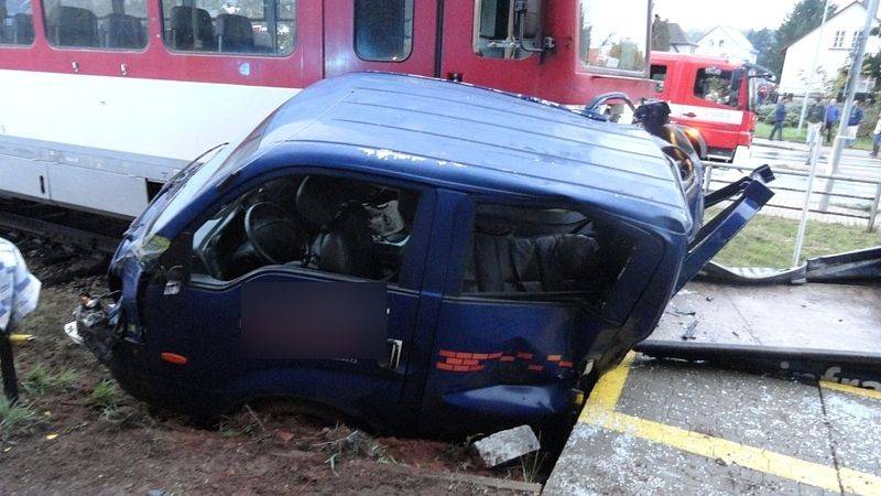 Na Trutnovsku se srazil vlak s autem, tři zranění - Mladé Buky, Svoboda nad Úpou