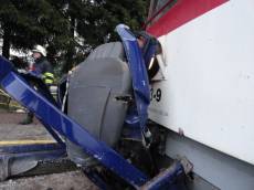Na Trutnovsku se srazil vlak s autem, tři zranění