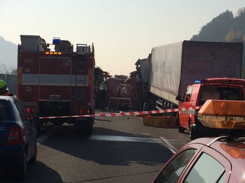 Dopravní nehoda kamionů a dodávky na D5, jeden řidič zemřel - D5