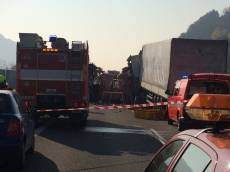 Dopravní nehoda kamionů a dodávky na D5, jeden řidič zemřel