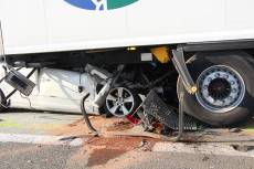 Střet vozidla s kamionem skončil jedním smrtelným zraněním