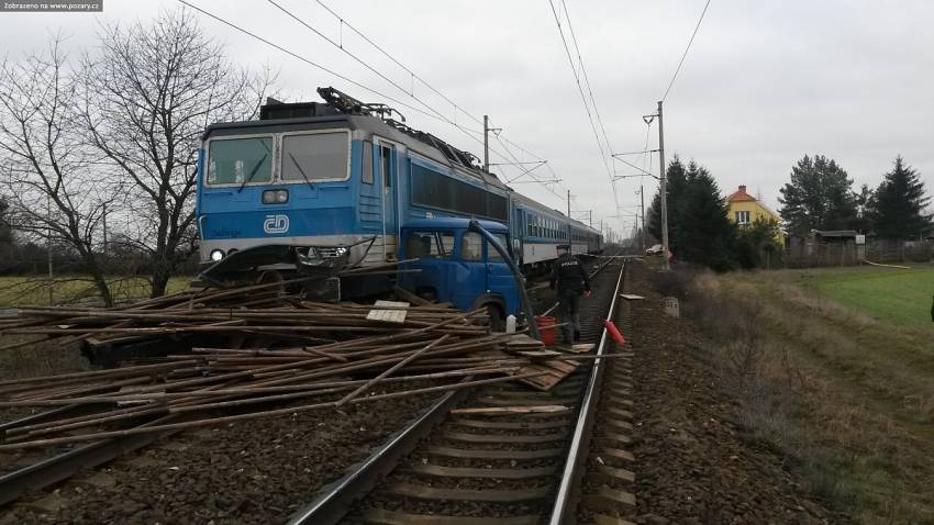 Avia uvízla na přejezdu, smetl jí vlak - Kostomlaty nad Labem