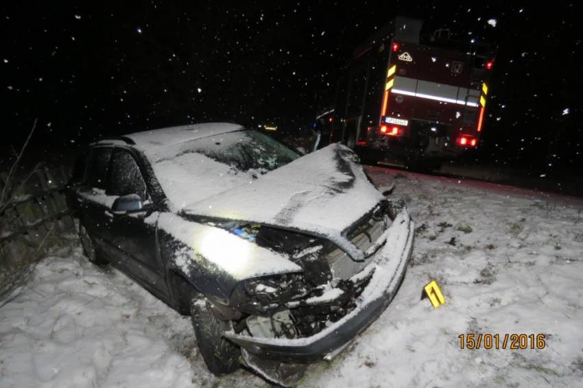 Na zasněžené silnici řidička chybovala - Prapořiště, Brůdek