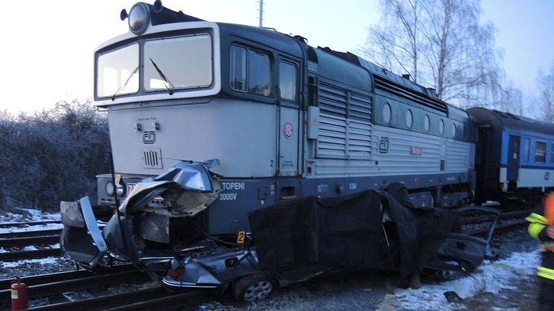 Tragická srážka osobního vozu s motorovým vlakem - Holýšov