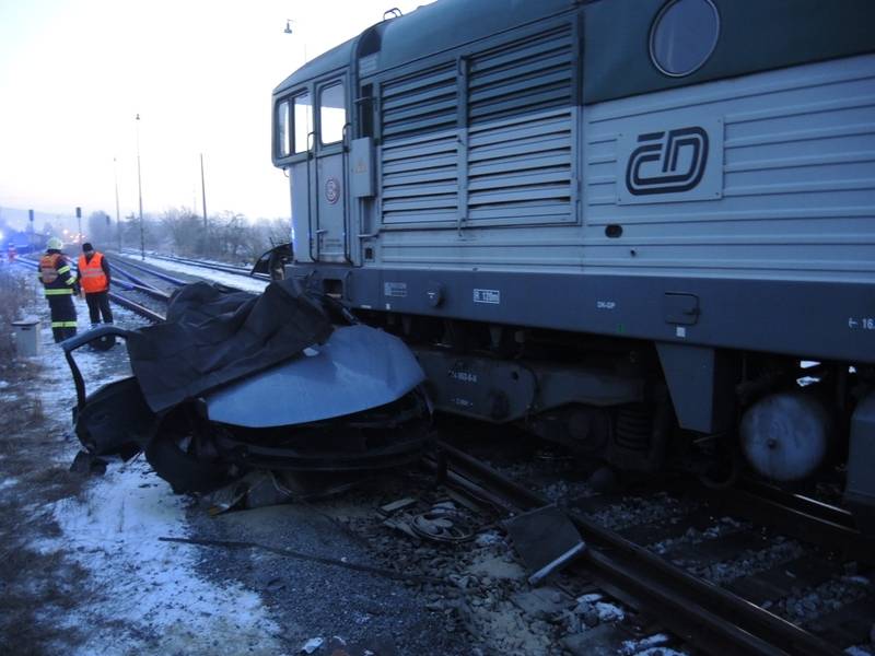 Tragická srážka osobního vozu s motorovým vlakem - Holýšov