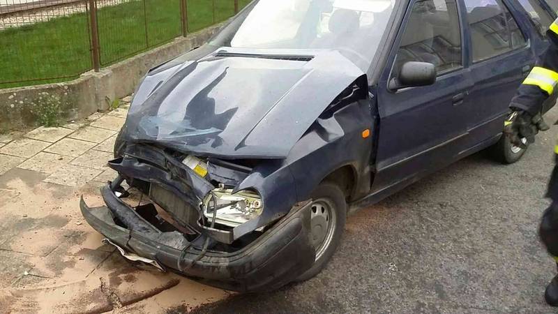 Nákladní auto po nehodě narazilo do garáže rodinného domu - Choceň
