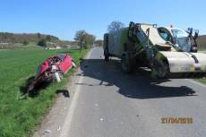 Zemědělský stroj se střetl s osobním vozidlem