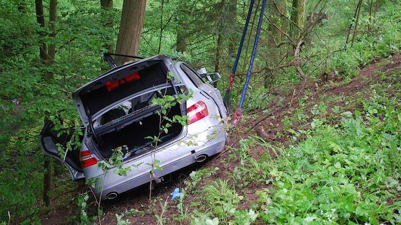 Mladík narazil s vozidlem do stromu, nepřežil - Bílovice nad Svitavou