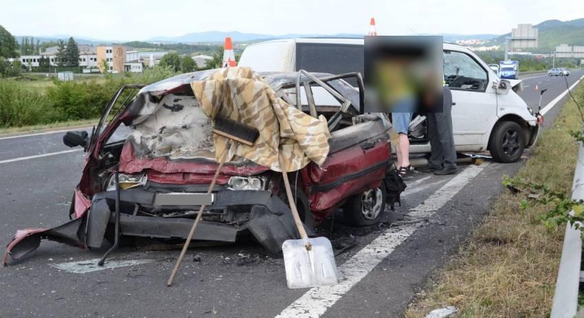 Vážná dopravní nehoda uzavřela dálnici D6 - Jenišov