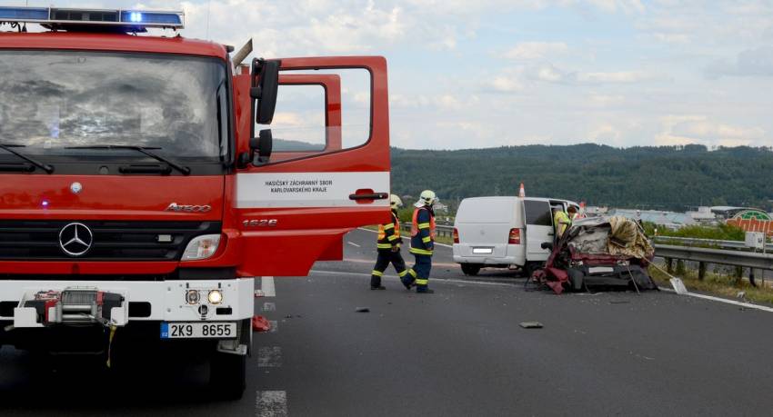 Vážná dopravní nehoda uzavřela dálnici D6 - Jenišov