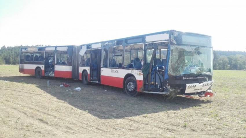 Autobus havaroval na Kolínsku, větší množství lidí bylo zraněno - Malotice