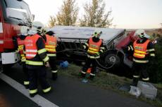 Na Lounsku při dopravní nehodě zemřeli tři lidé - R7