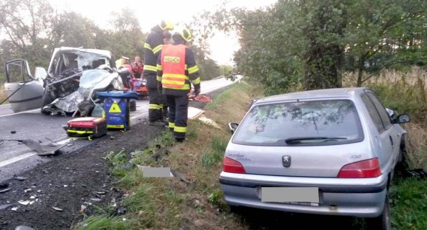 Na Karlovarsku se střetl automobil s traktorem - Silnice mezi Sokolovem a Starý