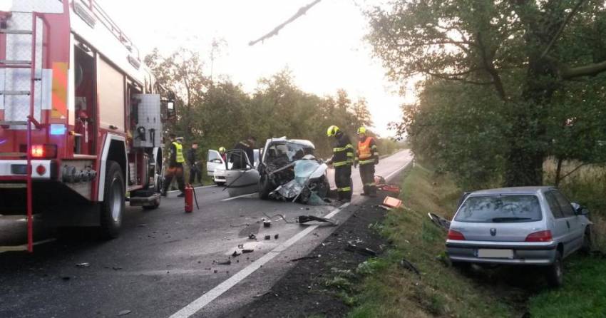 Na Karlovarsku se střetl automobil s traktorem - Silnice mezi Sokolovem a Starý