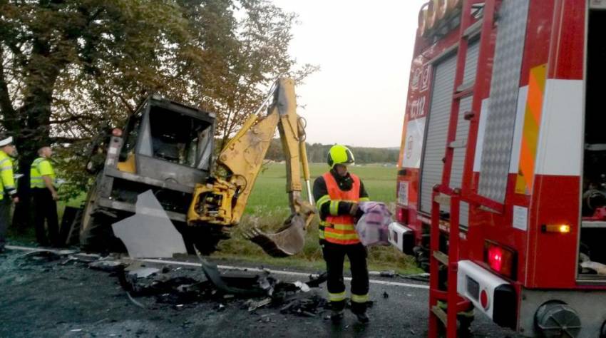 Na Karlovarsku se střetl automobil s traktorem - Silnice mezi Sokolovem a Starý