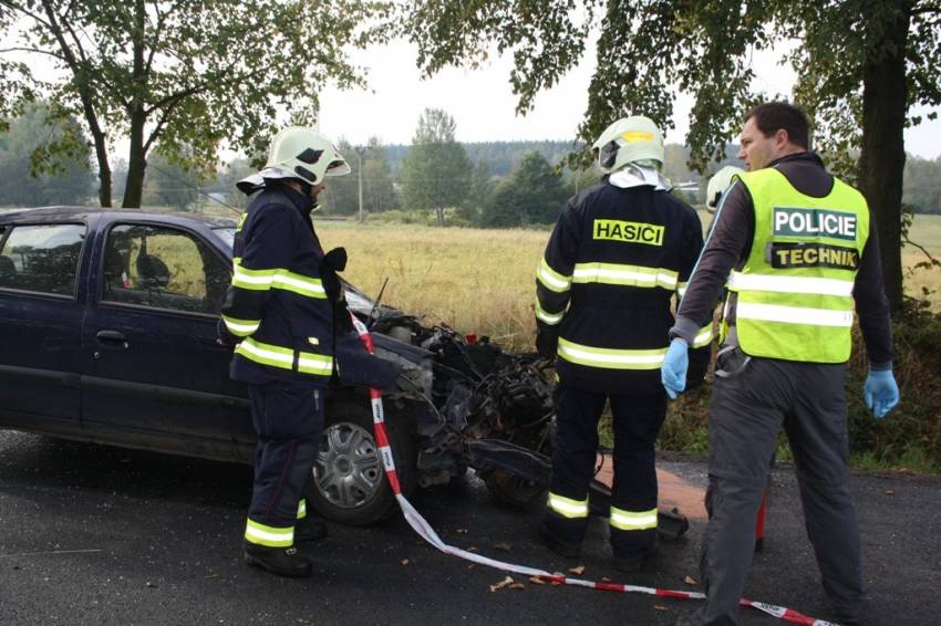 Řidič u Mirošova naboural do stromu, na následky zranění zemřel - Mirošov