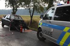 Řidič u Mirošova naboural do stromu, na následky zranění zemřel