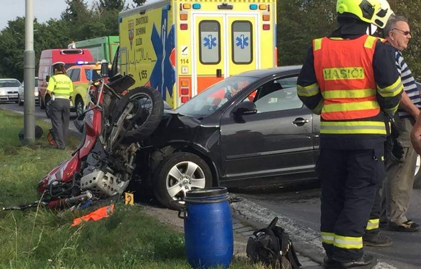 V Praze došlo ke střetu motorkáře s osobním autem - Českobrodská/ Do Panenek