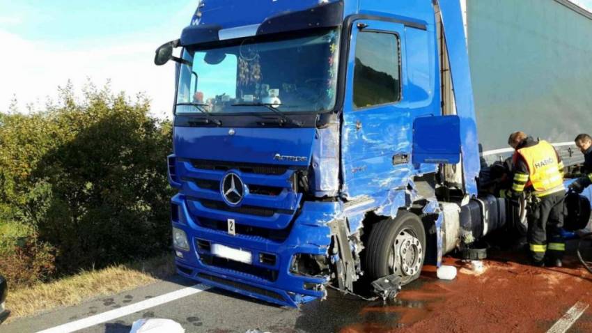 Nehoda dvou nákladních vozů zatarasila silnici u Opatova - I/34 u Opatova