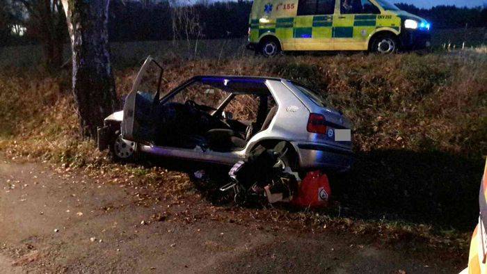 Auto narazilo do stromu, dvě ženy zůstaly zaklíněné - Aš