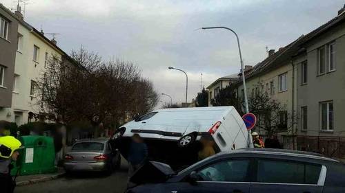 Kuriózní dopravní nehoda se stala v Brně - Brněnská ulice