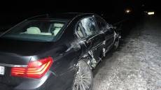 Řidič vozu BMW smetl na dálnici D5 pracovníka odtahovky