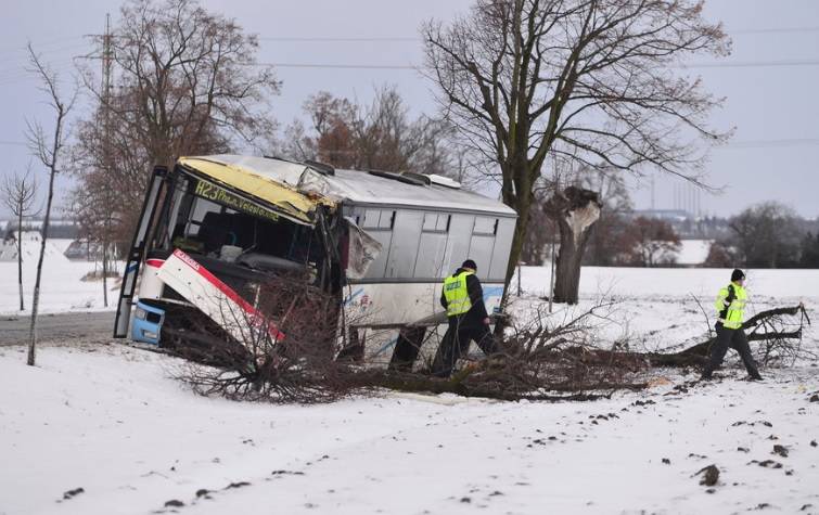 U Středokluk dnes ráno havaroval autobus směřující do Prahy - Středokluky