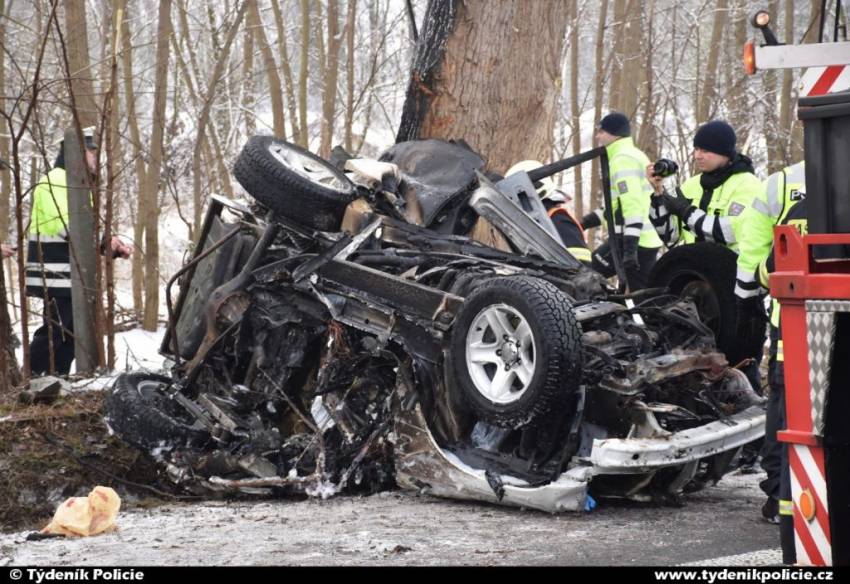 Na dálnici D10 po nárazu do stromu začalo hořet auto