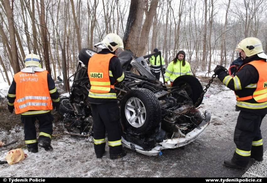 Na dálnici D10 po nárazu do stromu začalo hořet auto