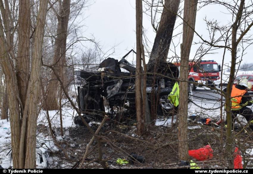 Na dálnici D10 po nárazu do stromu začalo hořet auto