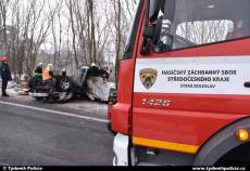 Na dálnici D10 po nárazu do stromu začalo hořet auto