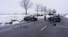 Čelní srážka dvou aut u Ševětína - řidič vyletěl z vozu zadními dveřmi