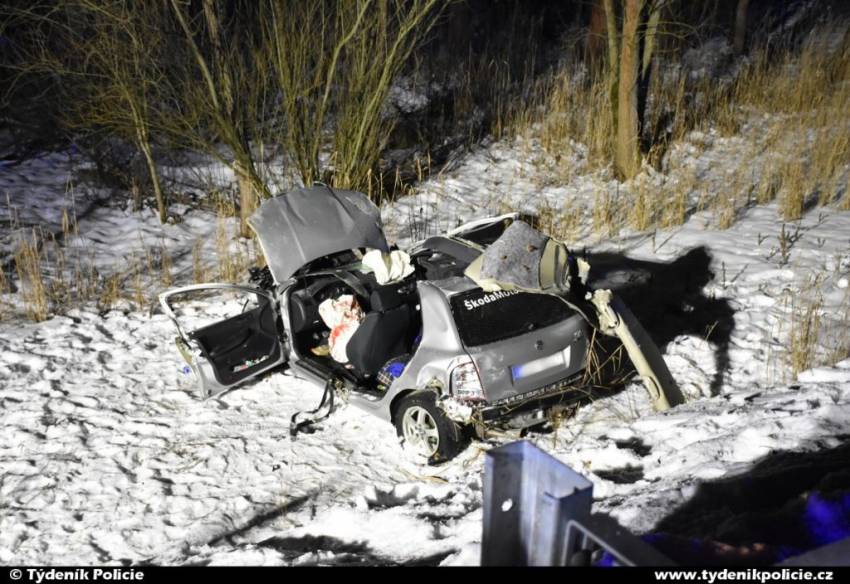 Vážná nehoda na Mělnicku. Auto přerazilo betonový sloup