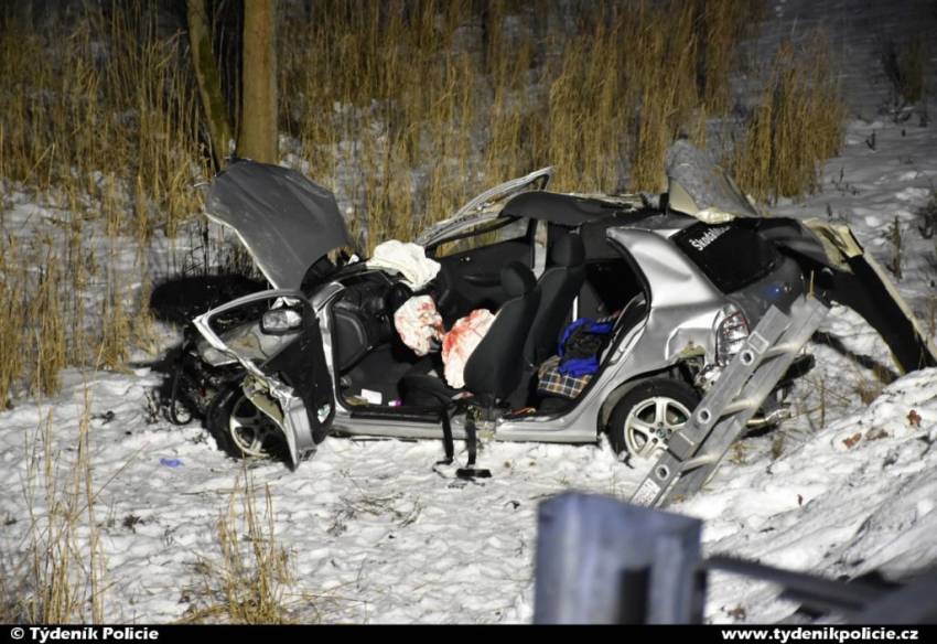 Vážná nehoda na Mělnicku. Auto přerazilo betonový sloup