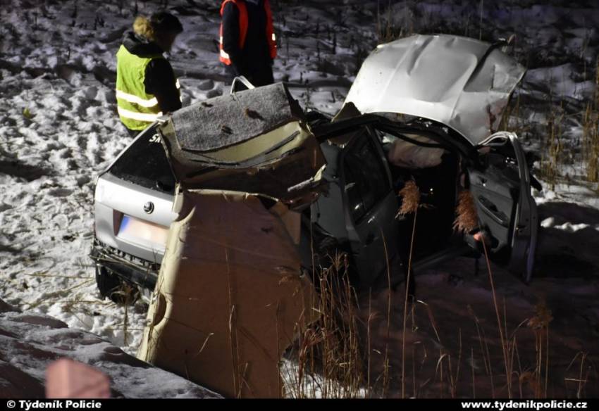 Vážná nehoda na Mělnicku. Auto přerazilo betonový sloup