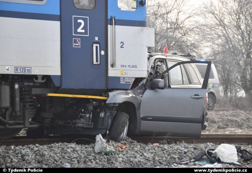Vlak sešrotoval osobní automobil značky Suzuki - řidič srážku nepřežil