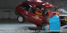Porovnání crash testů a bezpečnostní výbavy vozidel, které dělí 20 let