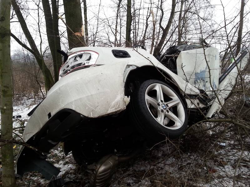 Těžká nehoda vozu BMW. Ručička tachometru se zastavila na 250 km/h