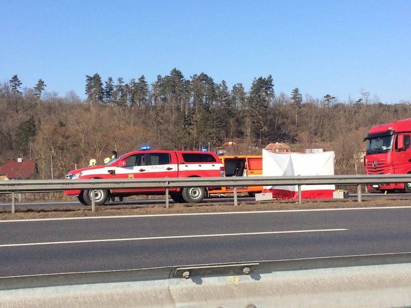 Řidič zastavil na dálnici a vystoupil, smetl ho jiný kamion