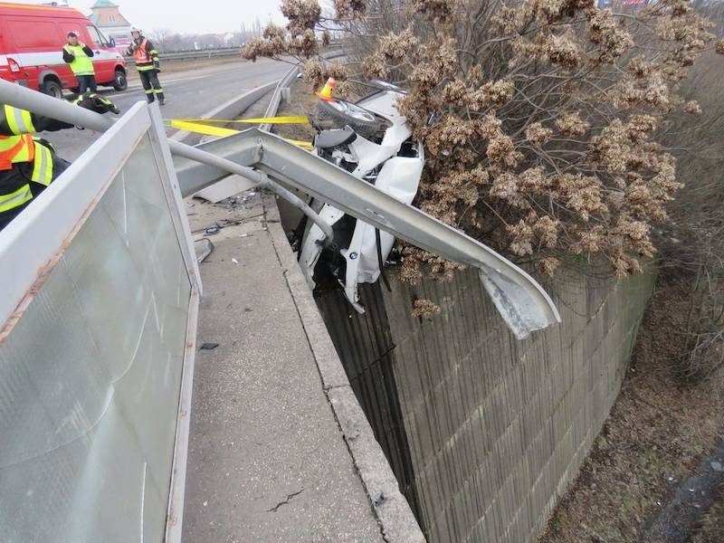 Mladík s vozem BMW visel z mostu nad silnicí