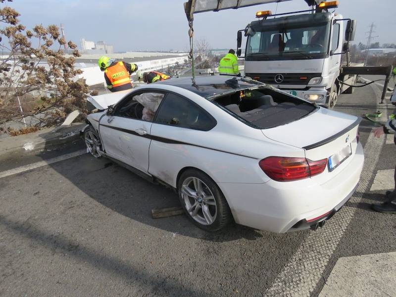 Mladík s vozem BMW visel z mostu nad silnicí