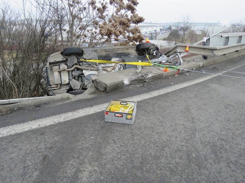 Mladík s vozem BMW visel z mostu nad silnicí