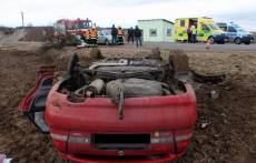 Po nárazu do stromu zůstalo auto převrácené na střeše